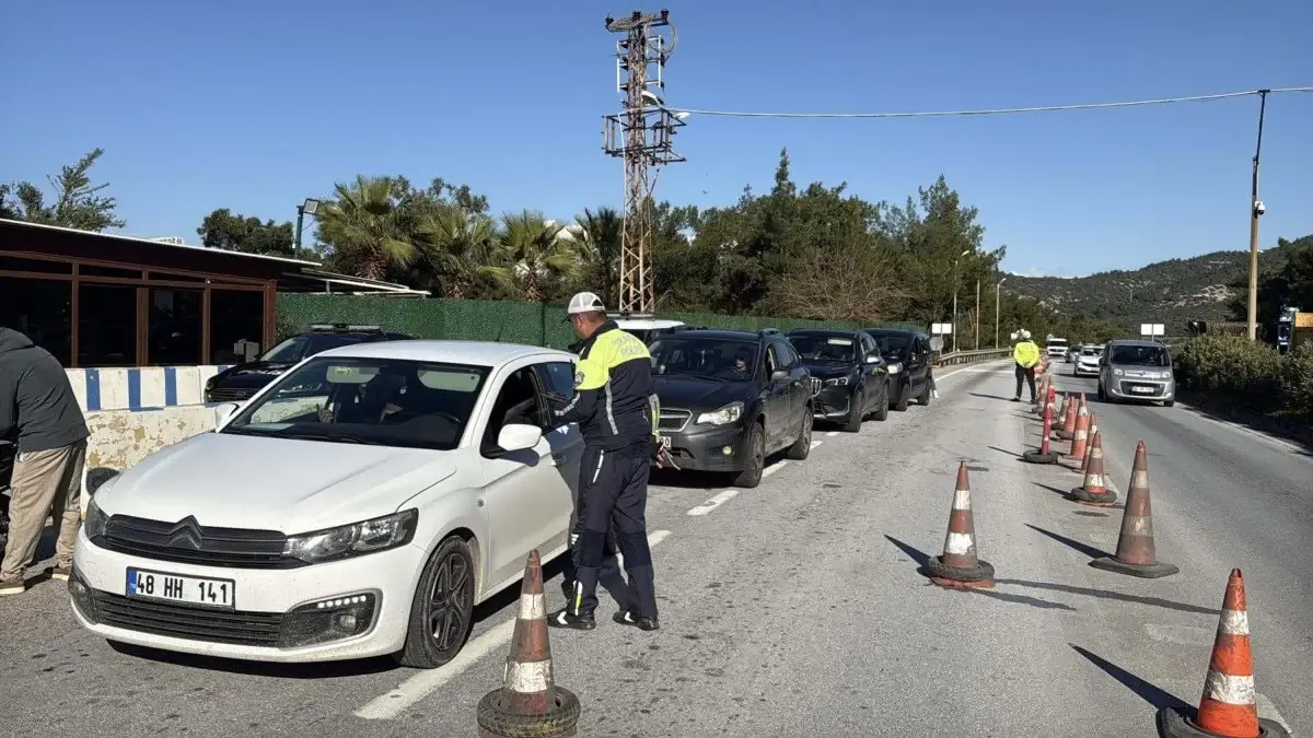Yılbaşı Öncesi Bodrum’da Yoğunluk: 24 Saatte 10 Bin Araç Giriş Yaptı