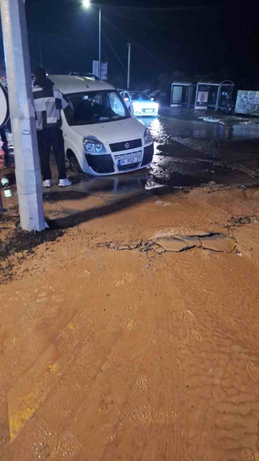 Bodrum’da Ana Su Hattı Patladı, Yol Çöktü