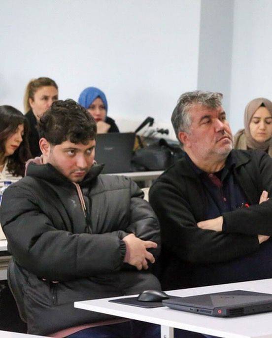 Engelli oğlunu yalnız bırakmamak için aynı üniversiteyi tercih etti