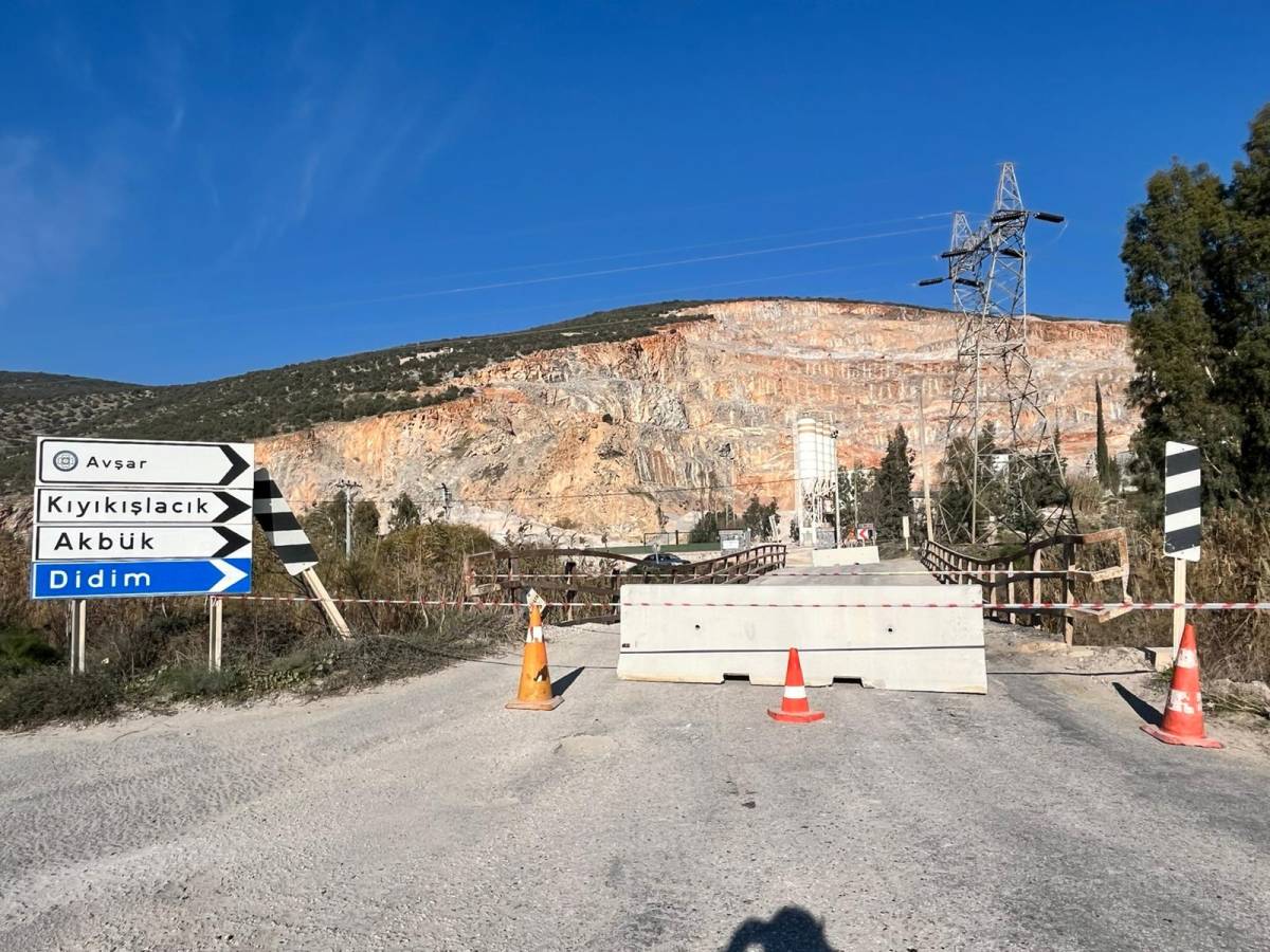 Milas Avşar Mahallesi’nde köprünün çökmesi nedeniyle Milas istikametine kapatıldı.