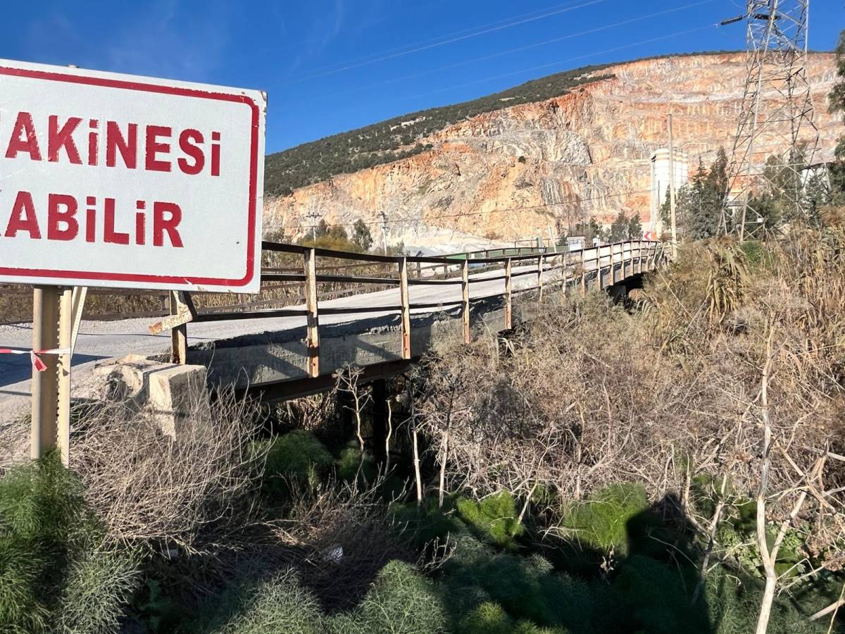 Milas Avşar Mahallesi’nde köprünün çökmesi nedeniyle Milas istikametine kapatıldı.