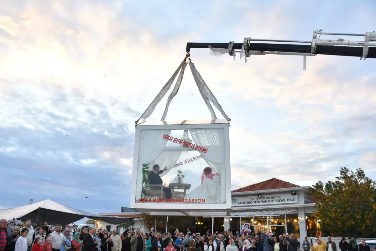 Gelin ve Damat Cam Vitrinde