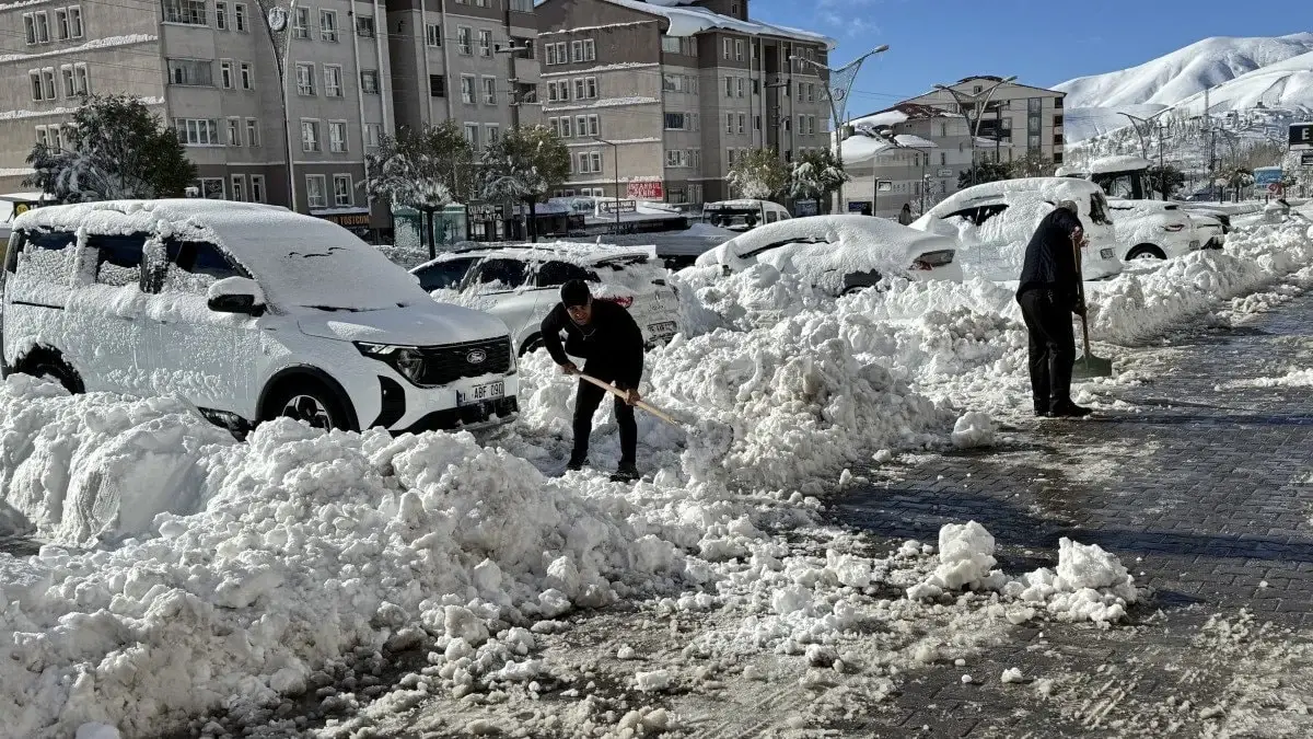 Kar ve Fırtına Türkiye’yi Vurdu: Çok Sayıda İlde Eğitime Ara Verildi