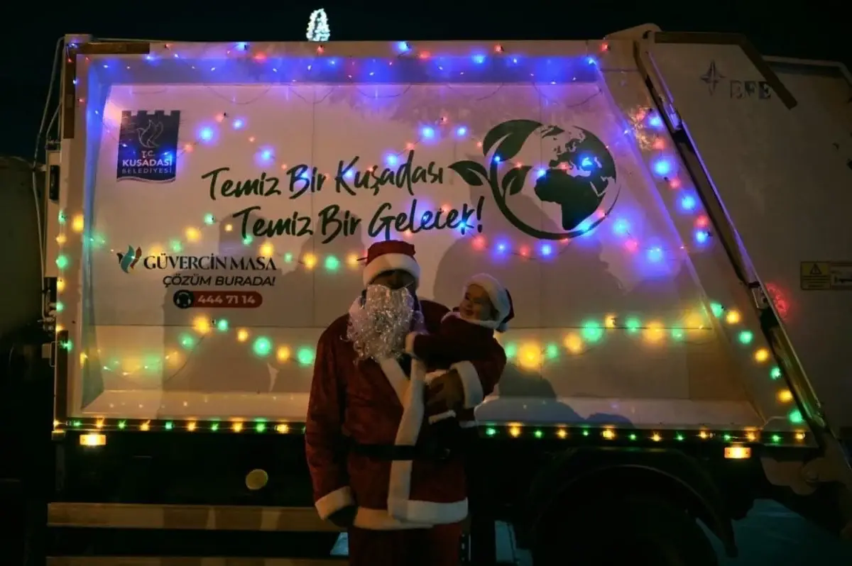 Kuşadası Belediyesi’nin Noel Baba’lı Temizlik Etkinliği