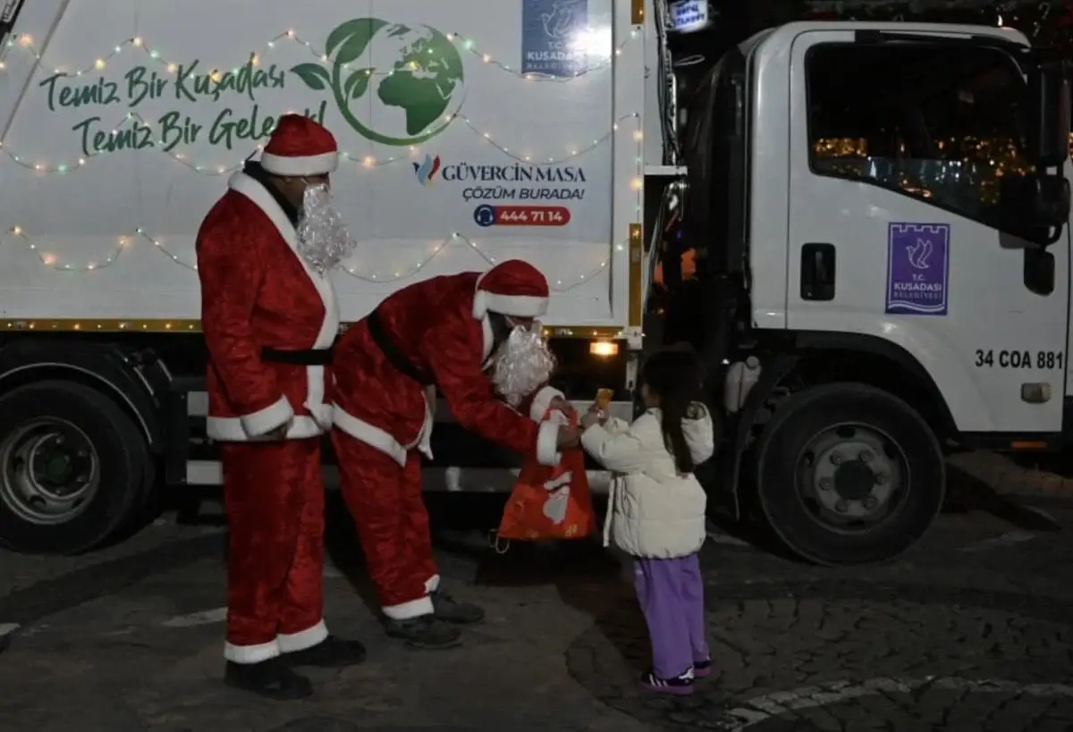 Kuşadası Belediyesi’nin Noel Baba’lı Temizlik Etkinliği