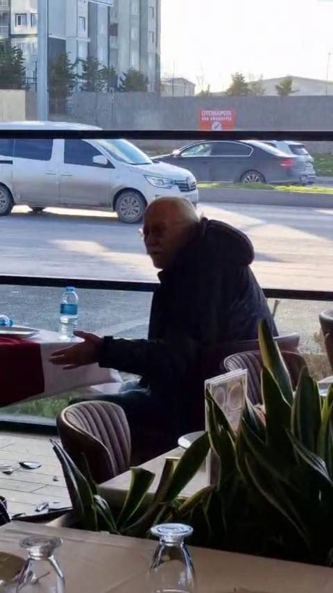 Cahit Berkay'ın Aracı Restoranda Durabildi