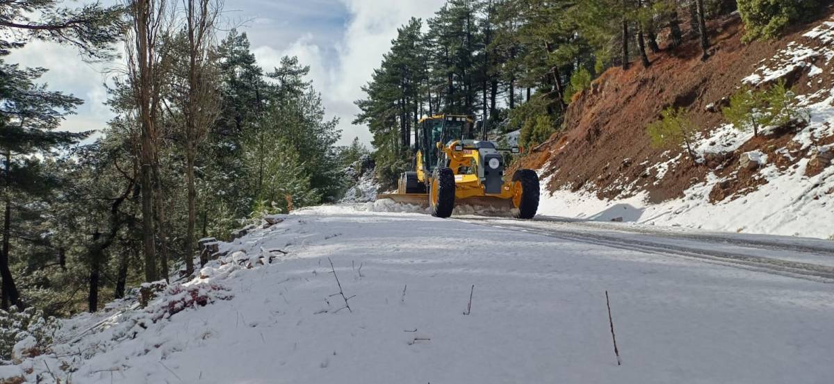 MUĞLA’DA KARLA MÜCADELE ARALIKSIZ SÜRÜYOR