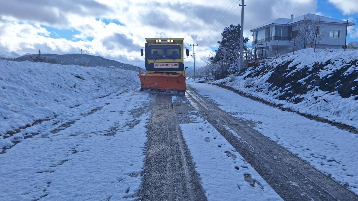 MUĞLA’DA KARLA MÜCADELE ARALIKSIZ SÜRÜYOR