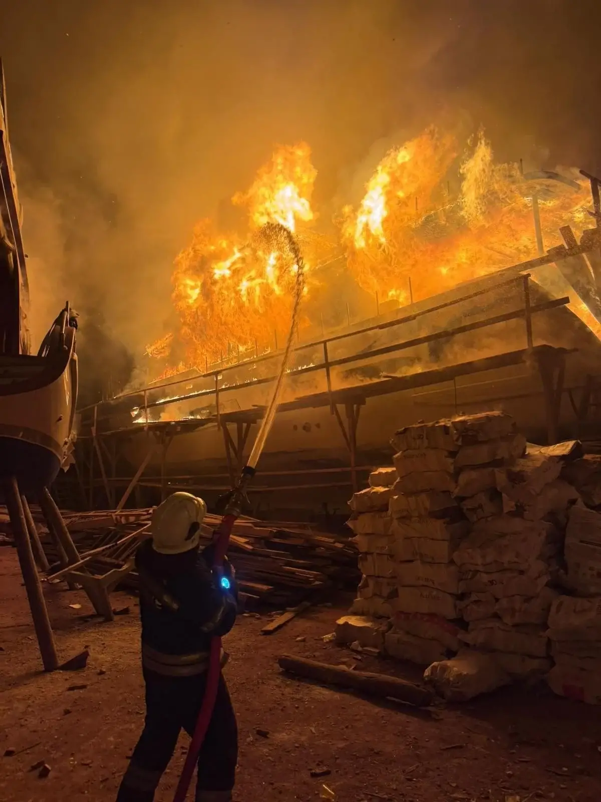 Fethiye’de Tersanede Korkutan Yangın