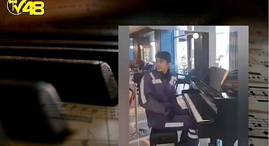 Kurye, Siparişi Teslim Ettikten Sonra Piyanonun Başına Oturdu! İşte O Muhteşem  Anlar